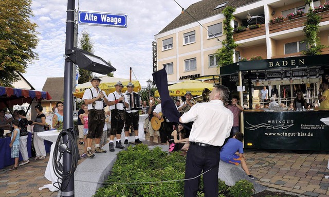 Der Platz vor der Apotheke  hat  einen... Gorecky enthllte das Namensschild.    | Foto: Rein