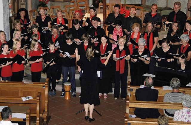 Mit viel Gefhl trugen die Sngerinnen...singer Kirchenchores ihre Lieder  vor.  | Foto: hans-jochen voigt