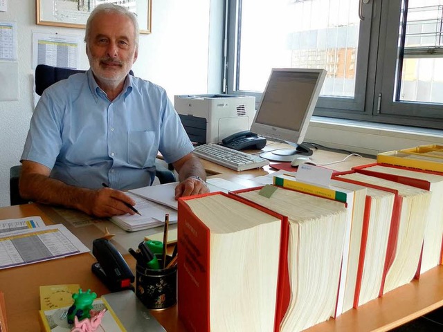 Alexander Sutor an seinem Schreibtisch in Freiburg.   | Foto: Andrea Drescher