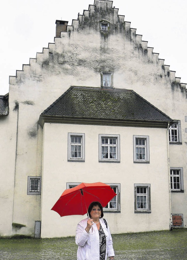 Sylvia Dbele vor der Kirchplatzseite des Alten Schlosses Tiengen  | Foto: Uthe Martin