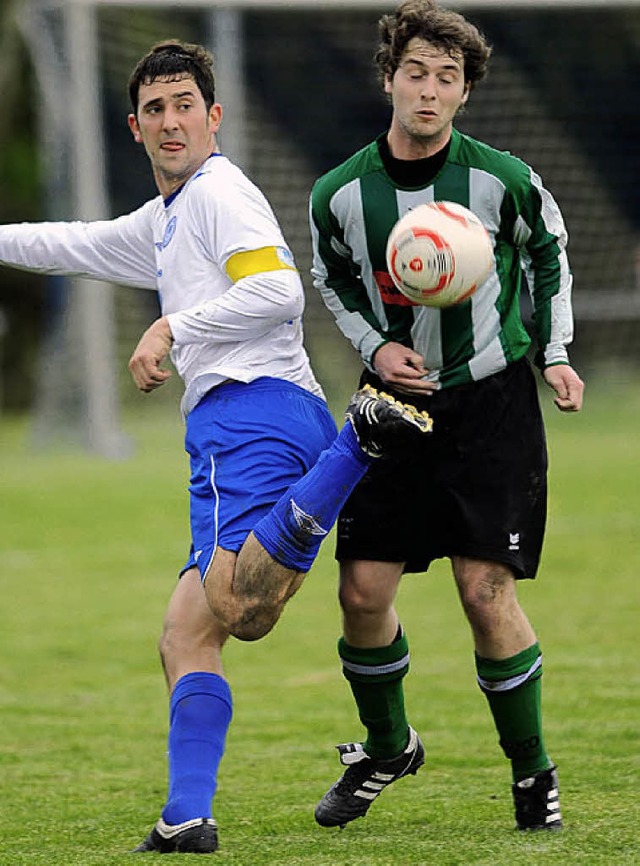 &#8222;Alle Mann zum Ball&#8220;,  heit es wieder in der Kreisliga A.   | Foto: Schn