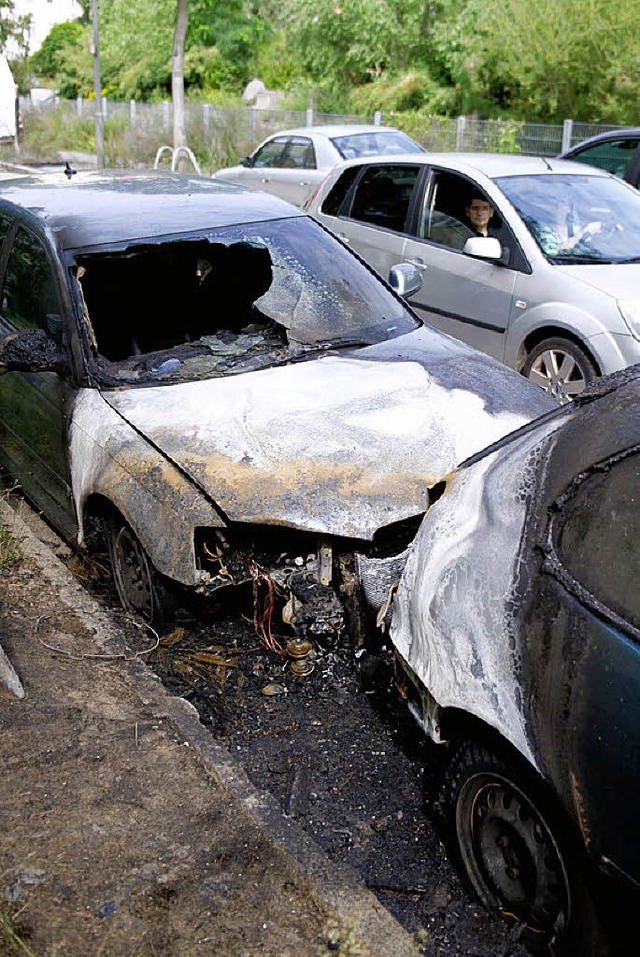 Verbrannte Autos  in der Berliner Gotha-Allee   | Foto: dpa