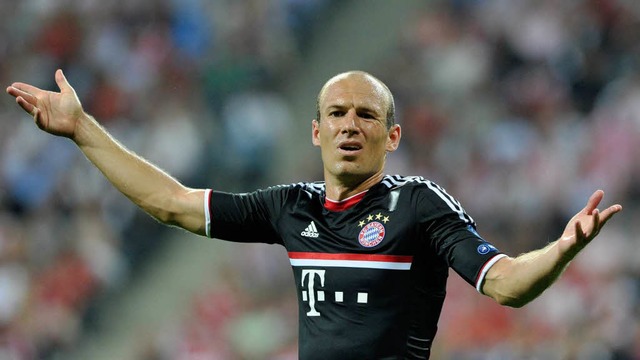 Was soll ich tun? Ein ratloser Arjen R...isst Anspielstationen im Bayern-Spiel.  | Foto: dpa