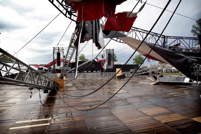 Ein Zelt ist beim Festival Pukkelpop nach einem Unwetter zusammengebrochen.  | Foto: dpa