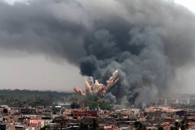 Deutsche Soldaten suchen Bombenziele in Libyen.  | Foto: dpa