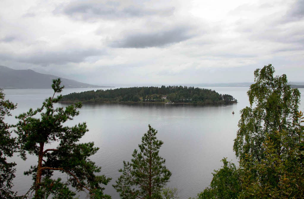 Die 40 Kilometer von   Oslo  entfernte Insel Utya  wurde fr die Familien und Freunde der 69  berwiegend jugendlichen Todesopfer geffnet.