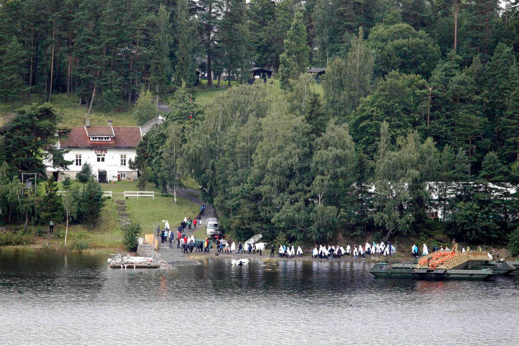 Die Trauernden wollten den Ort sehen, wo Anders Breivik am 22. Juli die Jugendlichen erschoss.