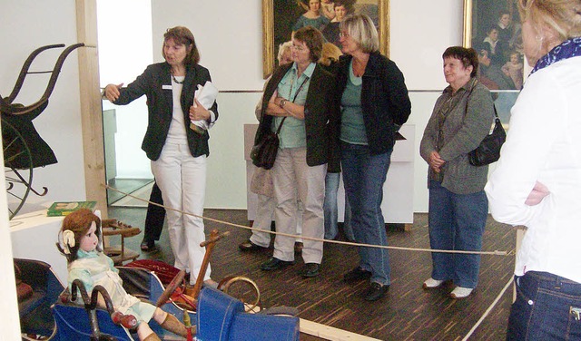 Lahrer Frauenbeirtinnen schauen sich in der Ausstellung um.   | Foto: BZ