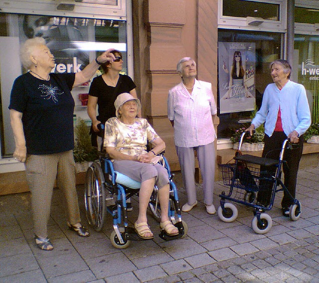 Hella Babis (links) erklrt den Senioren so einiges zur Geschichte der Stadt.   | Foto: BZ