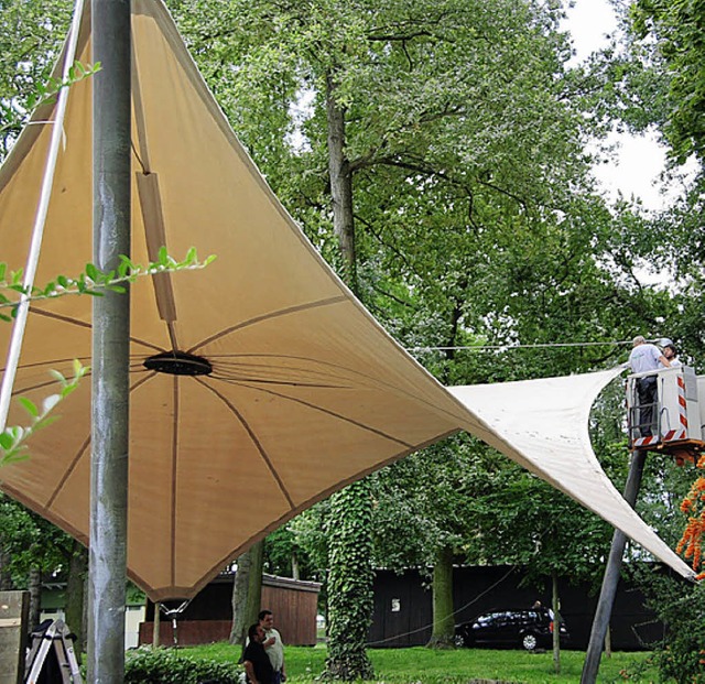 Ein neues Dach installierten Arbeiter ...dem Pavillon auf dem Weinfestgelnde.   | Foto: voigt