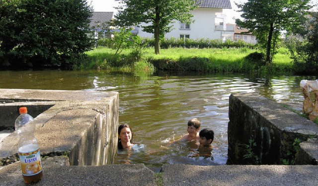 Am Ort der ehemaligen Kenzinger Badean... Kinder heute ihre kleinen Freiheiten.  | Foto: Ute Schler