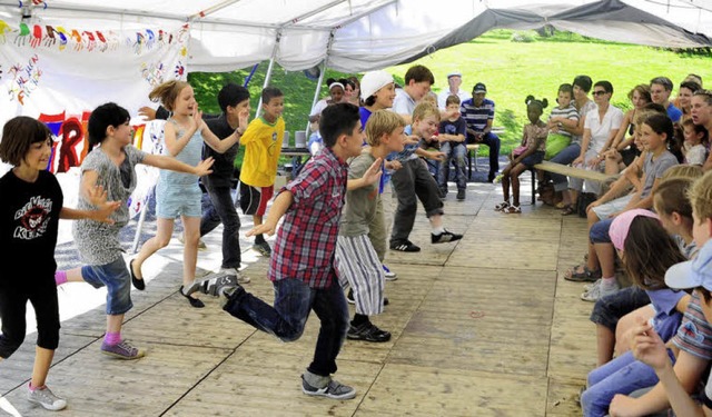 Immer im Takt bleiben:  Die Kinder fhren ihren Tanz auf.   | Foto: thomas kunz