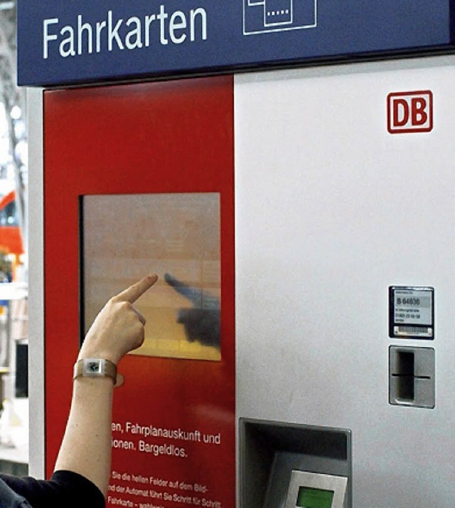 Kmmernisse mit dem Fahrkartenschalter...litik &#8211; Alltag fr Bahnreisende.  | Foto: DPA