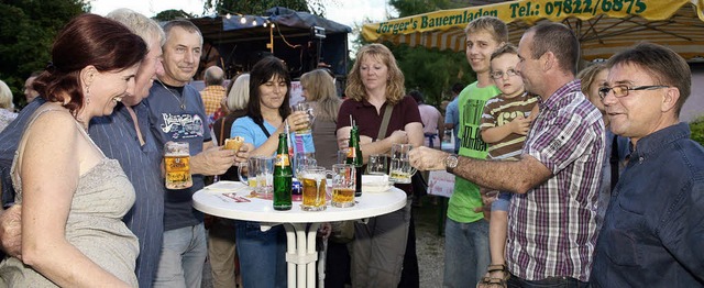 Ein Bierchen in geselliger Runde zum F...den Kappelern und Grafenhausenern an.   | Foto: sandra DEcoux-KOne