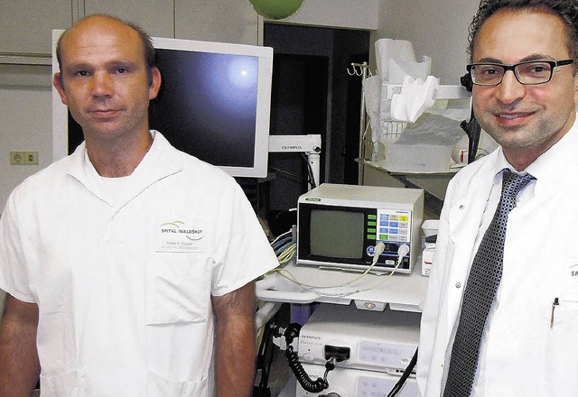 Chefarzt Hasan Kulaksiz (rechts) und P...000 Euro teurem  Endosonografiegert.   | Foto: GERARD