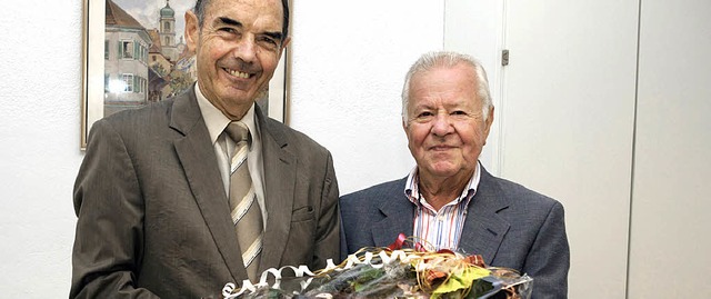 Winfried Schidlo (rechts) ist seit 20 ...llvertreter Alfons Dbele gratuliert.   | Foto: Frank Linke