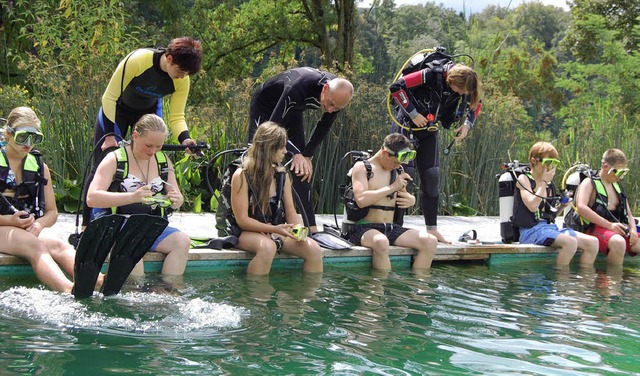 Schweres Gert:  Tauchlehrer Harald M...ndern im Naturerlebnisbad Murg ab.      | Foto: Melanie Dramac