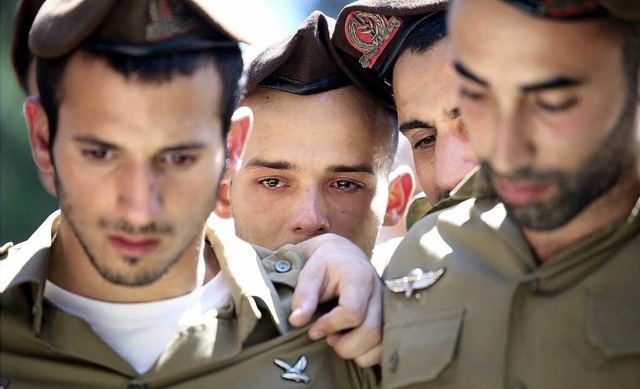 Israelische Soldaten  trauern um einen ihrer getteten Kameraden.    | Foto: DPA