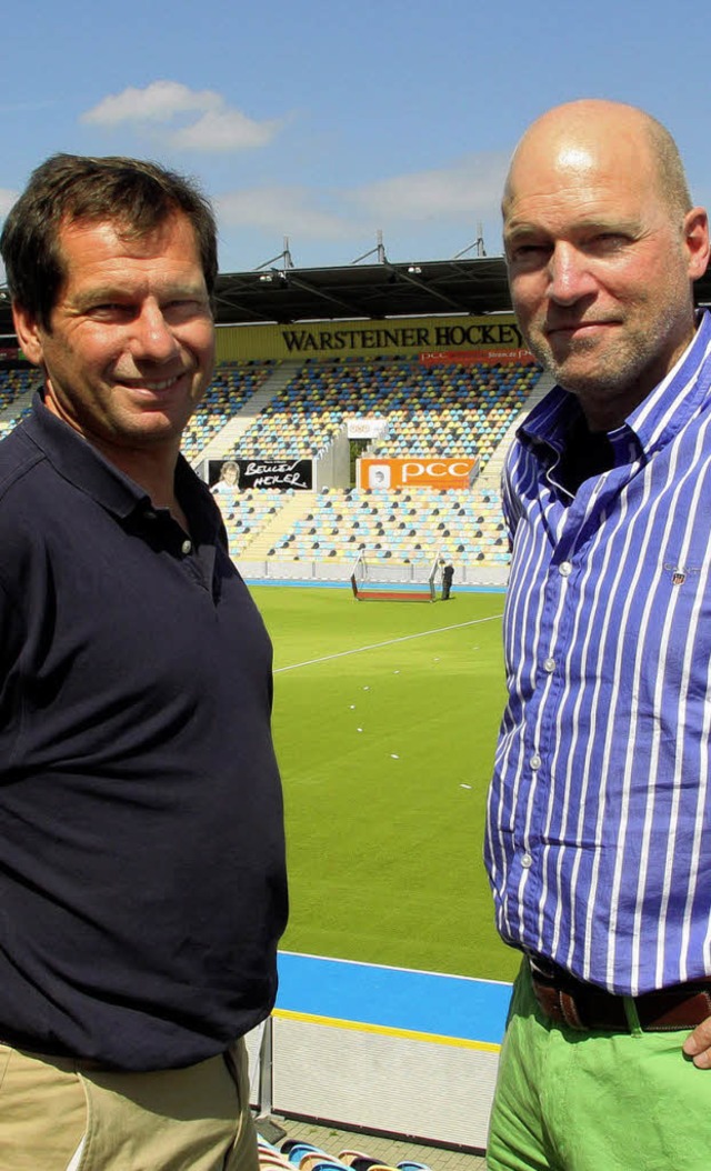 Die beiden deutschen Nationaltrainer M...s Weise (Mnner) im Gladbacher Stadion  | Foto: dpa