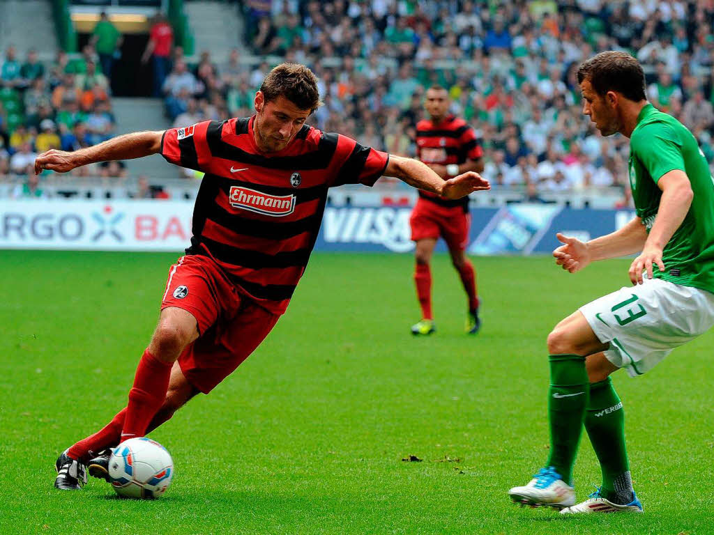 Zweikampf zwischen Stefan Reisinger (SC Freiburg) und Lukas Schmitz (Werder Bremen) Zweikampf zwischen Stefan Reisinger (SC Freiburg) und Lukas Schmitz (Werder Bremen)