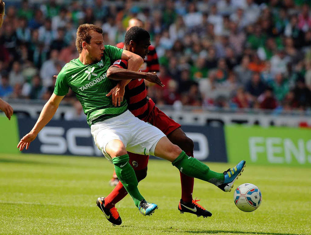 Philipp Bargfrede (Werder Bremen) und Cedrick Makiadi (SC Freiburg) im Kampf um den Ball