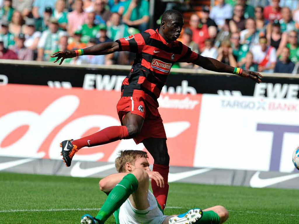 Per Mertesacker (Werder Bremen) kann das 1:0 durch Papiss Demba Ciss (SC Freiburg) nicht verhindern