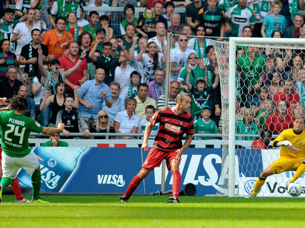 Pizzarros (Werder Bremen) Schuss zum 2:1auf das Freiburger Tor