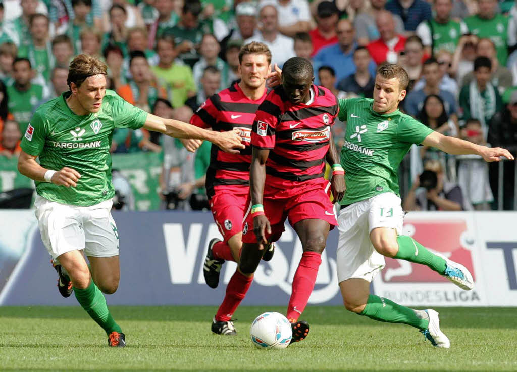 Papiss Demba Ciss (SC Freiburg) wird von den Bremern Clemens Fritz und Lukas Schmitz bedrngt