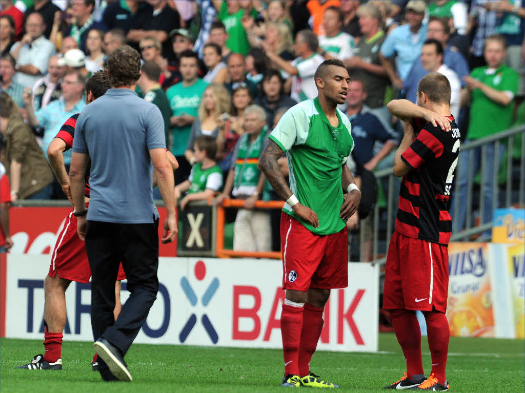 Enttuschung bei den Spielern des SC Freiburg nach der Partie gegen Bremen