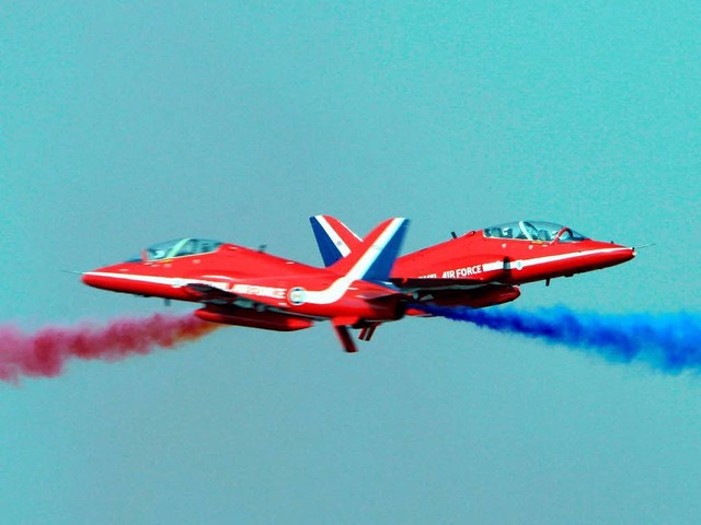 Flieger des britischen Kunstflugteams ...ier bei einer Flugschau in Dubai 2007)  | Foto: dpa