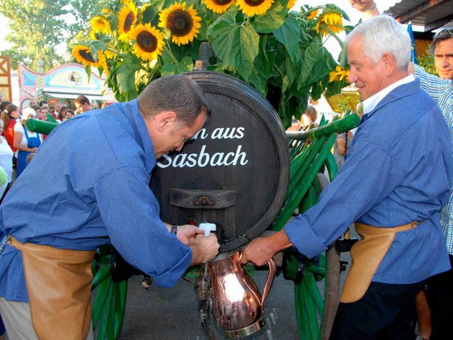 Brgermeister Jrgen Scheiding und Kel...ter Gerhard Staiblin beim Fassanstich.  | Foto: Roland Vitt