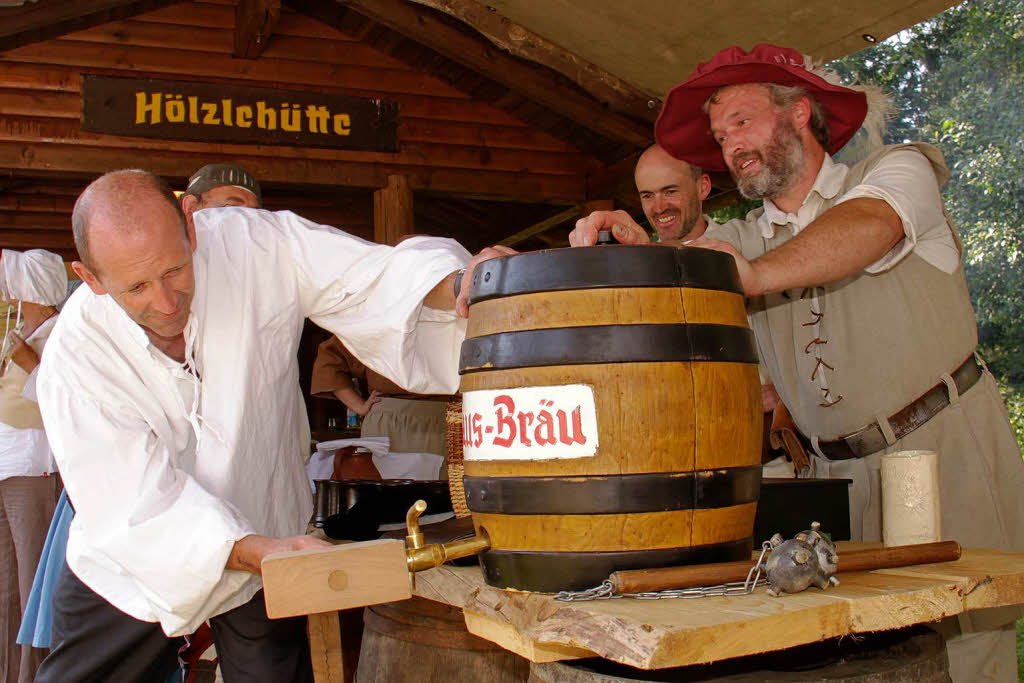 Bürgermeister Christian Behringer eröffnete das Fest mit einem Fassanstich Bürgermeister Christian Behringer eröffnete das Fest mit einem Fassanstich