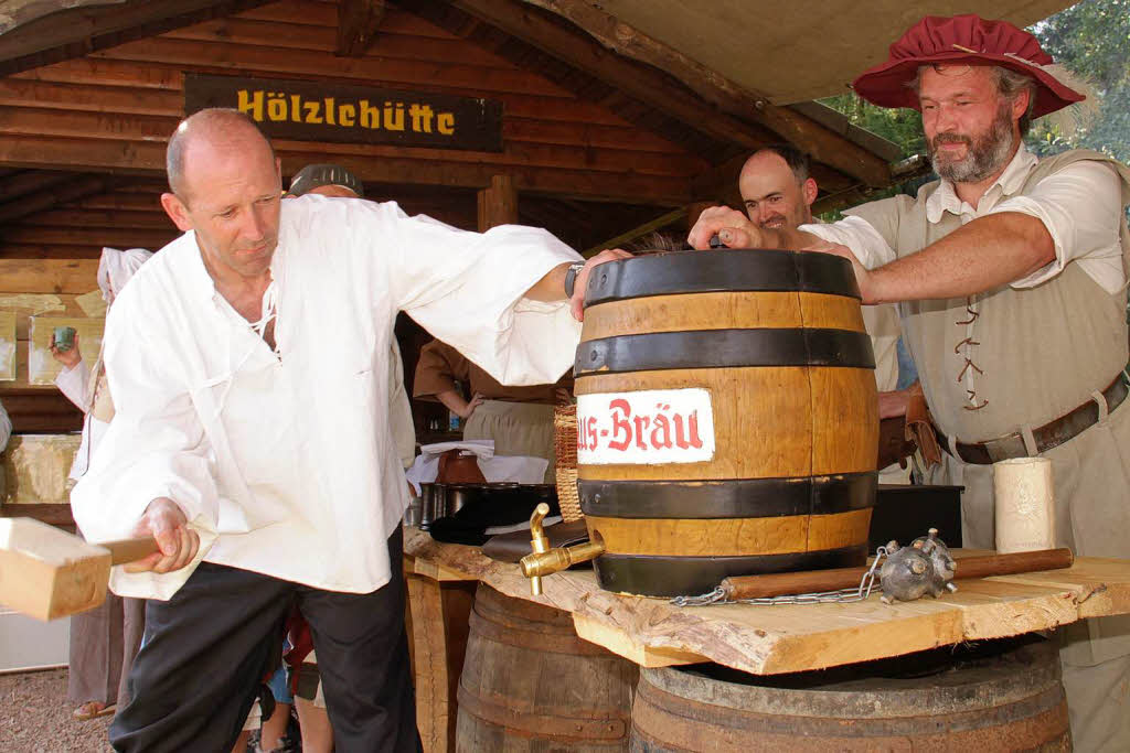 Bürgermeister Christian Behringer eröffnete das Fest mit einem Fassanstich Bürgermeister Christian Behringer eröffnete das Fest mit einem Fassanstich
