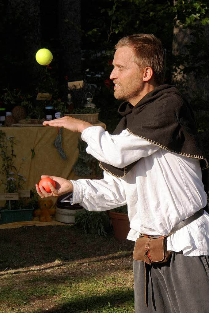 Zu den Gauklerkünsten gehörte auch das Jonglieren mit einem oder mehreren Bällen Zu den Gauklerkünsten gehörte auch das Jonglieren mit einem oder mehreren Bällen