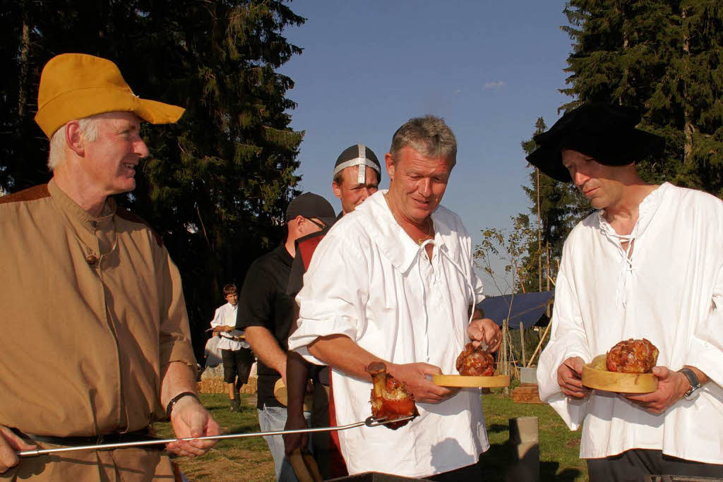 Schweinehaxen frisch vom Grill (von links): Peter Morath, Erich Kiefer und Christian Behringer Schweinehaxen frisch vom Grill (von links): Peter Morath, Erich Kiefer und Christian Behringer