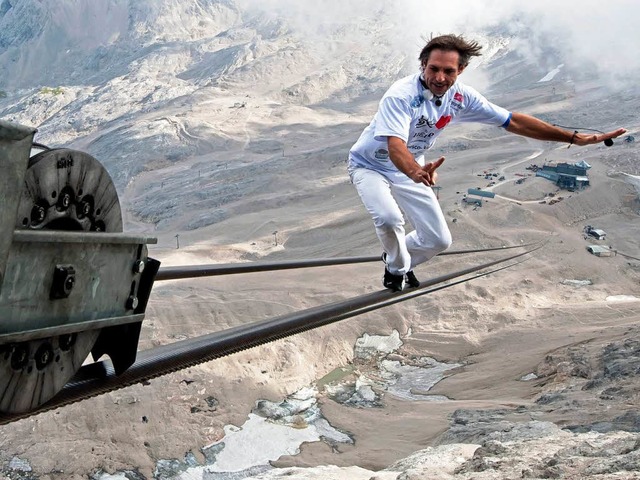 Der Schweizer Extremsportler Freddy Nock auf seinem Balanceakt zur Zugspitze  | Foto: dapd
