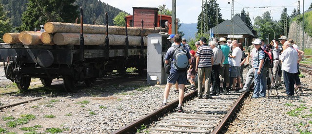 Mit und ohne Kamera: Eisenbahnfreunde ...en beim Bahnhofsfest einiges geboten.   | Foto: Roswitha Klaiber