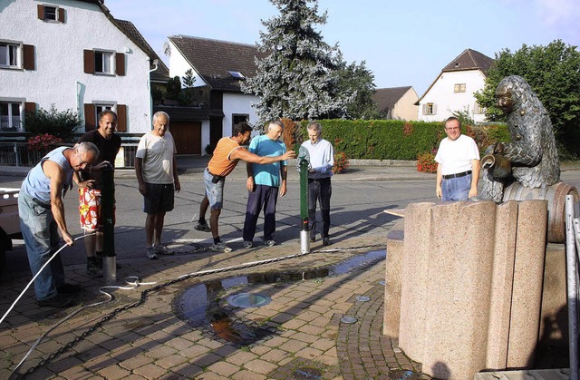 Der Fuballverein  Altdorf bei der Arbeit am Narrenbrunnen   | Foto: U. Hiller