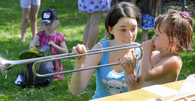 Bei der Ferienspielaktion in Riegel le...der Spa mit Wasserspielen weiterging.  | Foto: Roland Vitt