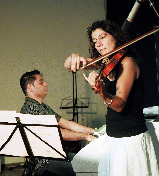 Isabel Steinbach (Geige) und Pervez Mo... Auftritt im &#8222;Blue Notes&#8220;   | Foto: Wolfgang Knstle