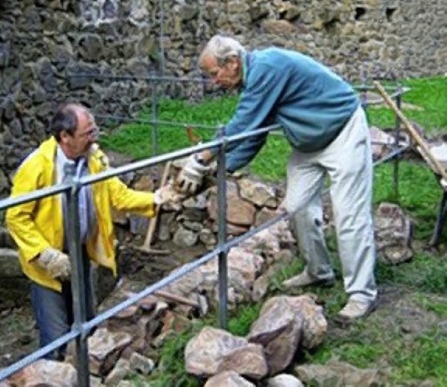 Adalbert Kern (von links) und Klaus Ohnmacht beim Setzen einer Trockenmauer.   | Foto: privat