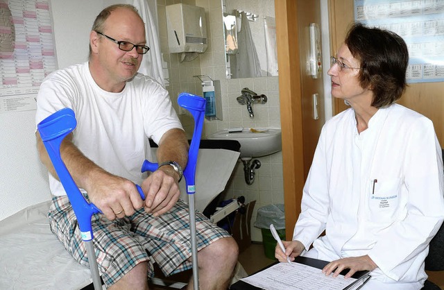 Die Leitende Apothekerin Elisabeth Kem...edarf des Patienten Manfred Haalboom.   | Foto: Frank Leonhardt