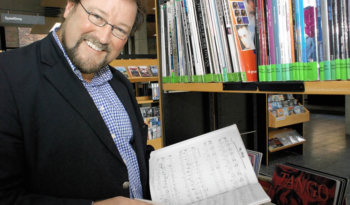 Fr Kulturchef Simon Moser ist die Ein...bibliothek eine Herzensangelegenheit.   | Foto: gertrude siefke