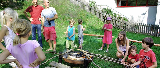 Immer wieder beliebt: Das Brot am Stecken.   | Foto: Mink