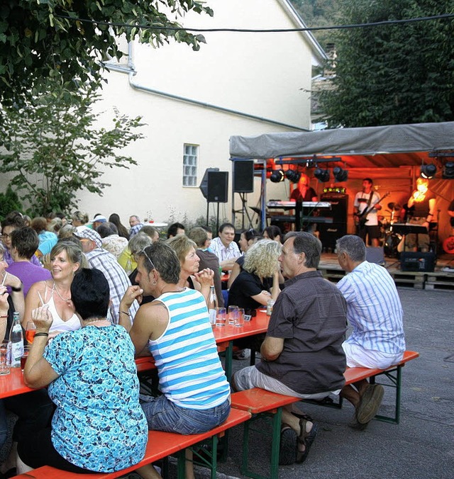 Beim Sommerloch-Hock der Frscheclique... Stimmung sorgte  die Partyband  64U.   | Foto: Hans-jrgen Hege