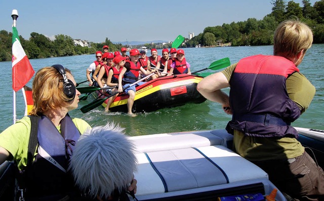 Begleitet wurden die Rafter am Samstag...inem Begleitboot aus die Tour filmte.   | Foto: Heinz Vollmar