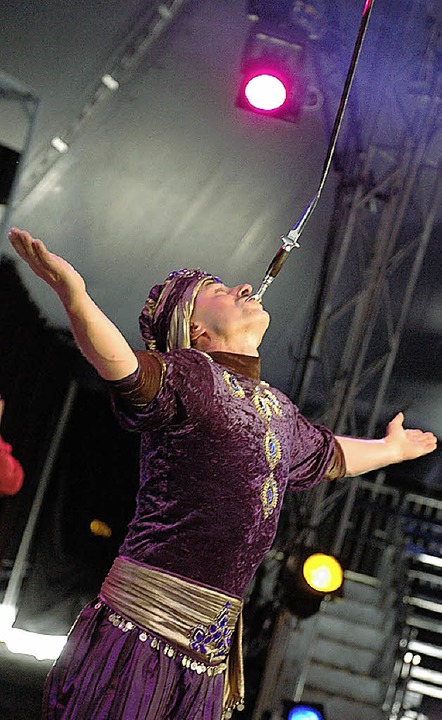 Zirkusdirektor Johannes Munzwyler zeigt eine Säbelbalance.   | Foto: hWu