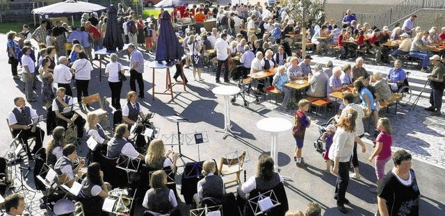 Mit einem Dorffest feierten die Bewohn...hres  neu gestalteten Rathausplatzes.   | Foto: WINKELMANN-KLINGSPORN