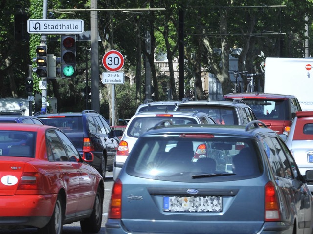 Dauerstau herrschte am Samstag auf der...rstdtischen B31 und Ausweichstraen.   | Foto: Michael Bamberger