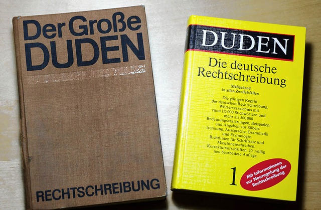 Zwei Duden, links die Ausgabe aus Leip...amtdeutsche Ausgabe aus dem Jahr 1991   | Foto: dpa